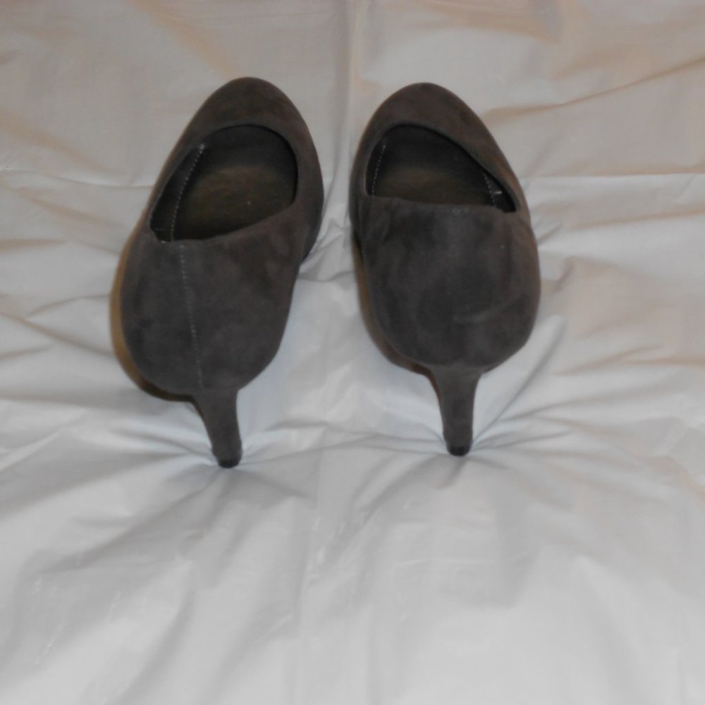 Kelly and Katie Gray Pumps Size  6.5 - Picture 2 of 4